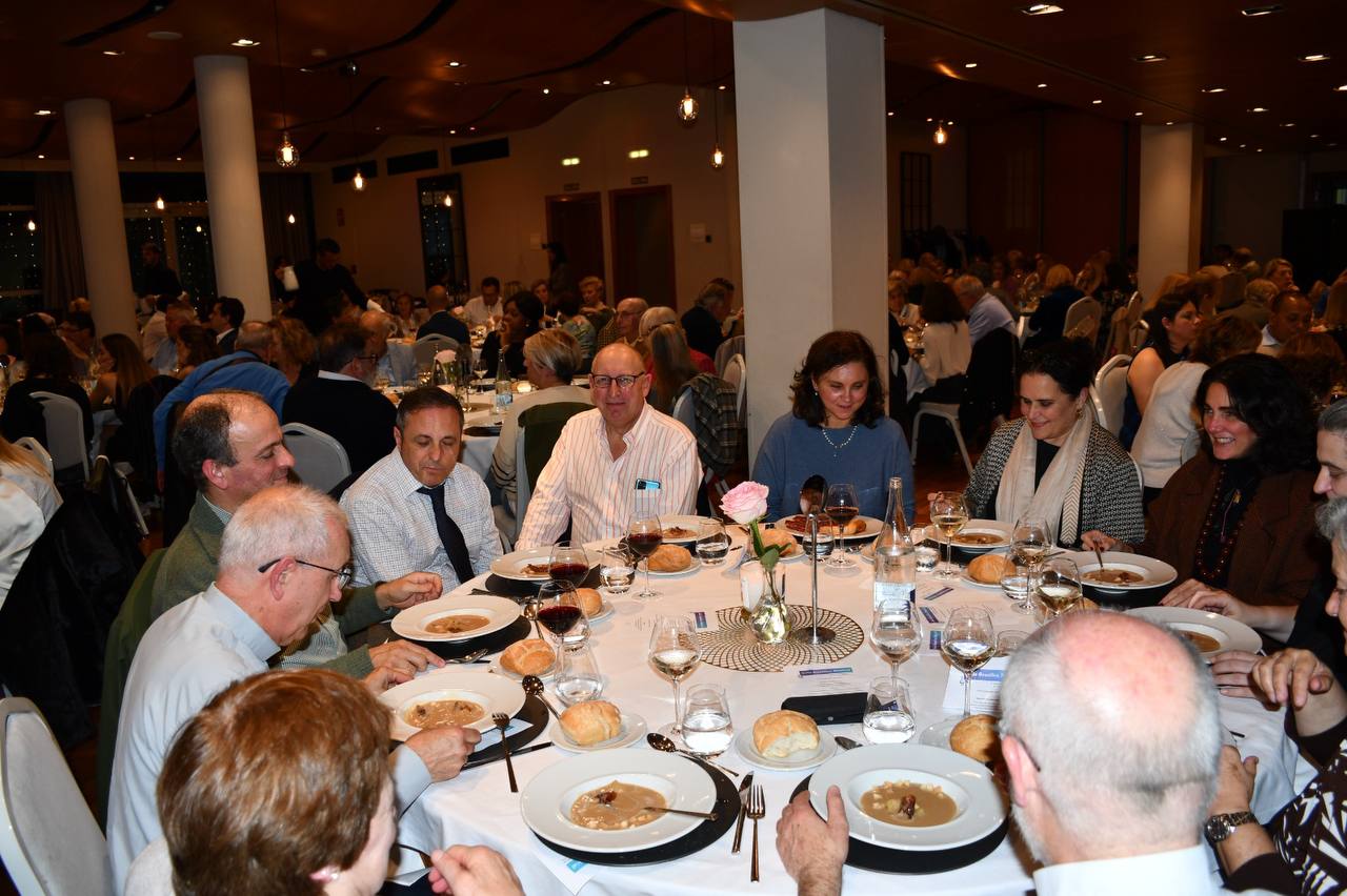Comensales en una de las mesas, durante el primer plato de la cena