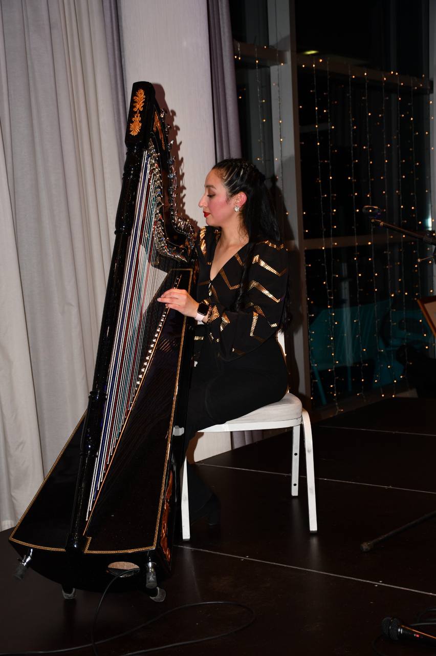 Cecilia, al arpa, durante la gala
