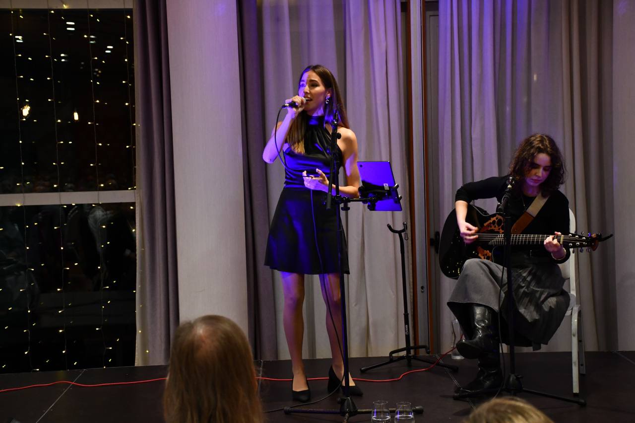 Laura a la voz y Alba, su guitarrista