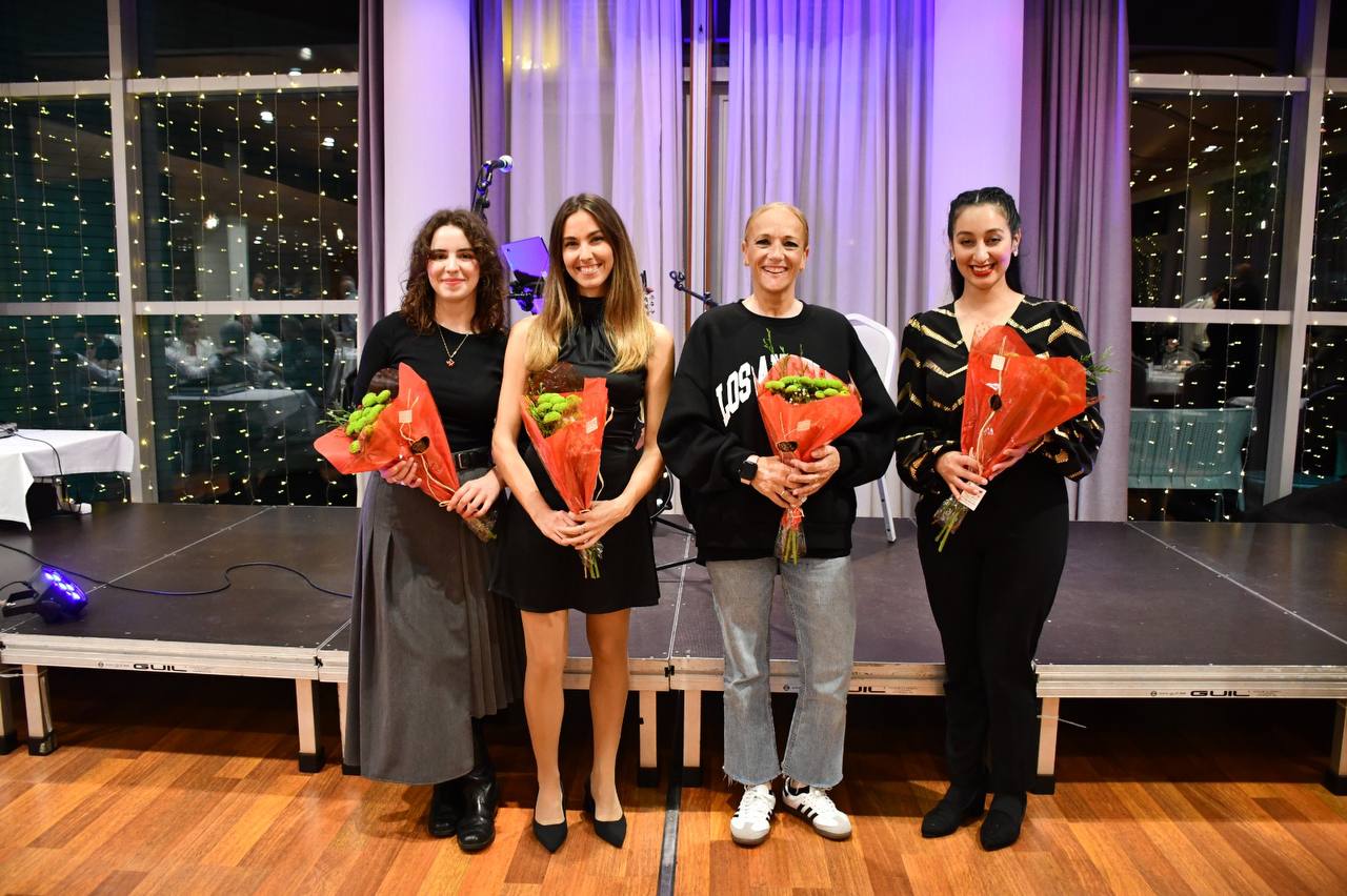 De izquierda a derecha: Alba, Laura, las bailaoras flamencas y Cecilia, con sus ramos al terminar la gala