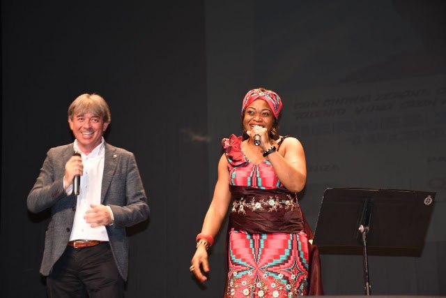 La soprano Cinthya Zebaze canta en el escenario del teatro Jovellanos junto al presentador del acto