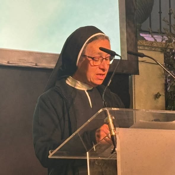 Una religiosa de la casa habla en el atril durante el acto de entrega del premio