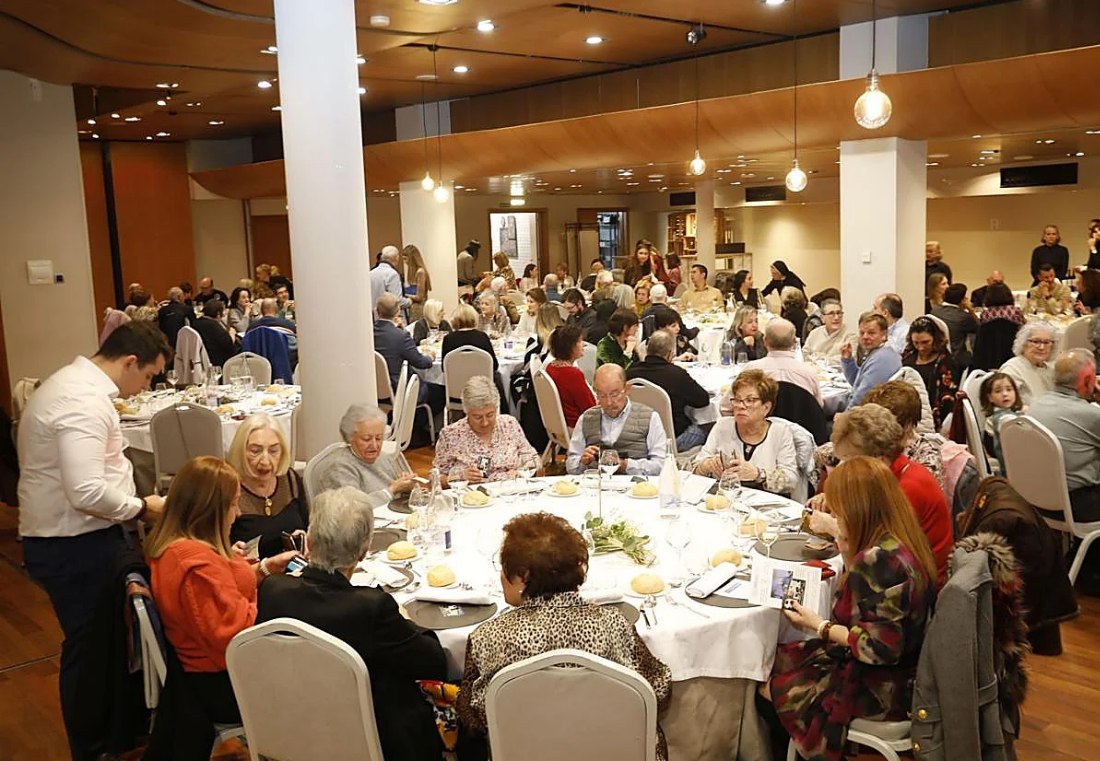 El salón del hotel Abba Playa Gijón, lleno durante la cena solidaria.