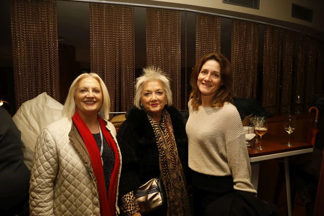 Tres asistentes posan durante la gala.