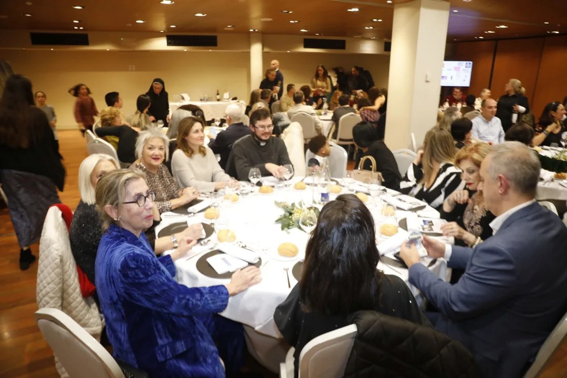 Comensales en una de las mesas, durante la cena.