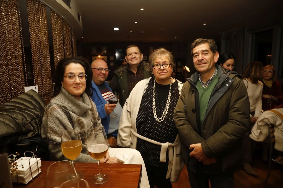 Cuatro asistentes posan durante el aperitivo.