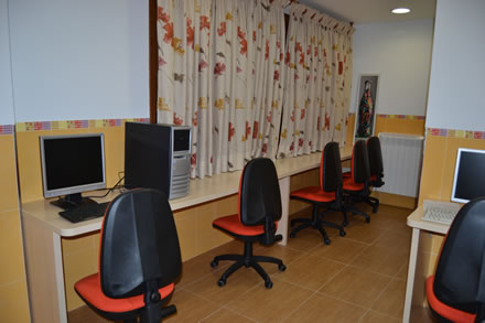 Casa de Acogida para Madres Gestantes La Guía (sala de informática)